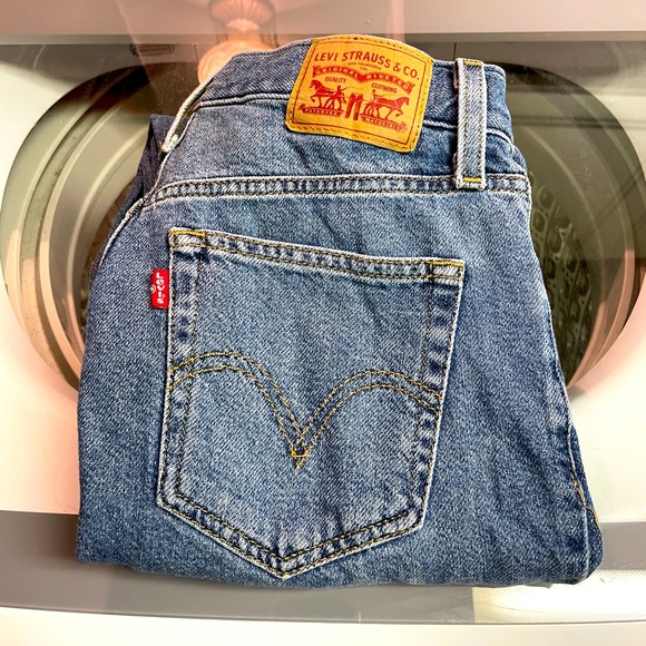 Levi’s High Waisted Mom Jeans - Picture 1 of 3